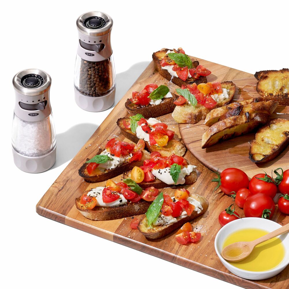 Contoured Mess-Free Salt Grinder O9