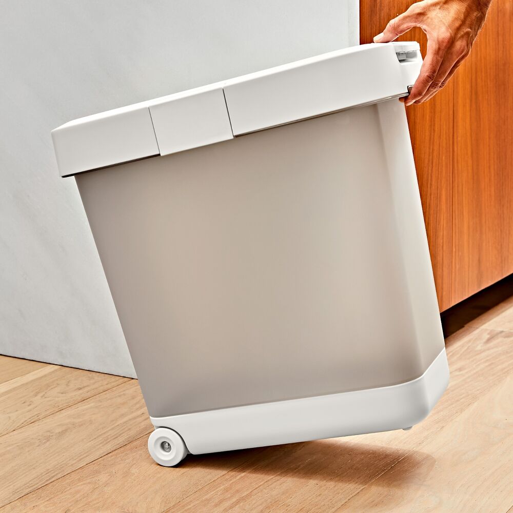 OXO Pet Airtight Food Container with Scoop — Large O6