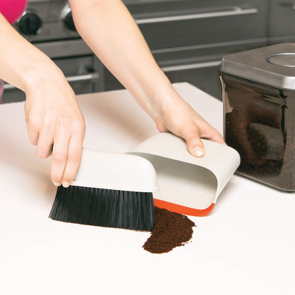 Compact Dustpan & Brush Set Q4