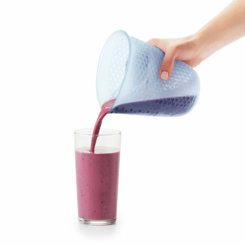 4 Cup Squeeze & Pour Measuring Cup Y3